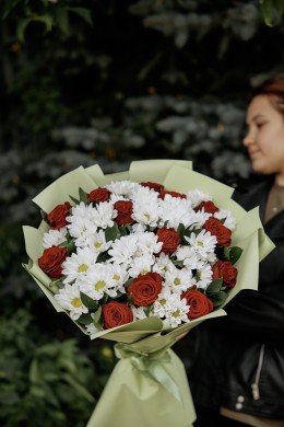 №45 Букет из красных роз и хризантем
