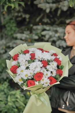 №45 Букет из красных роз и хризантем