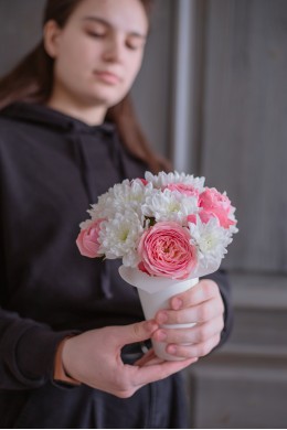 № 6 Композиция Стаканчик с хризантемой и кустовой розой