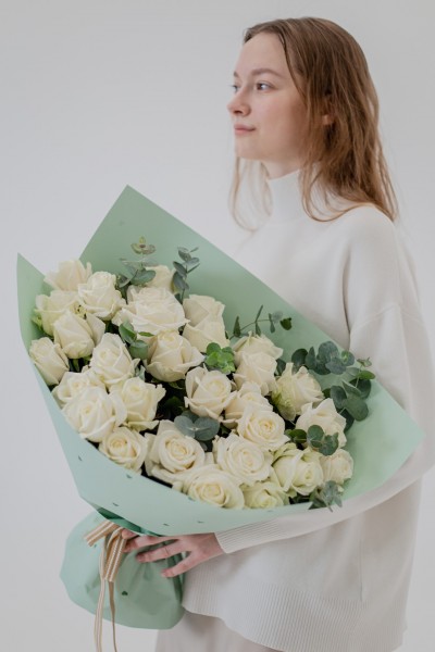 №5 Букет из белых роз с эвкалиптом в Томске